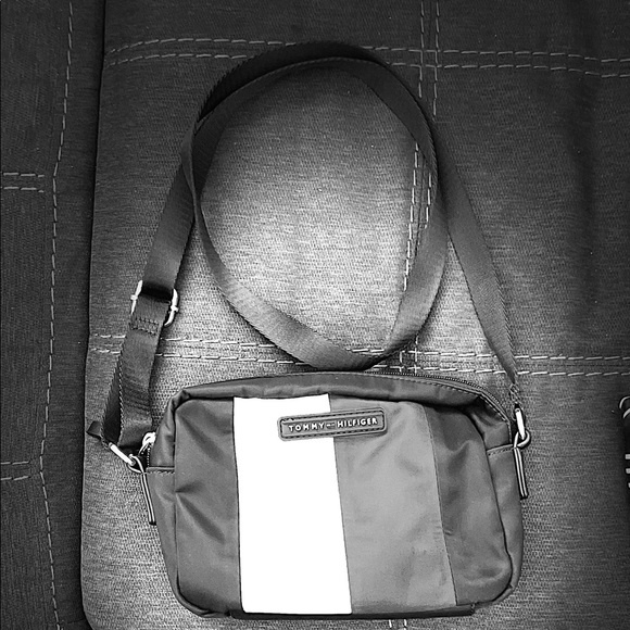 Cute Tommy Hilfiger crossbody! - Picture 2 of 2